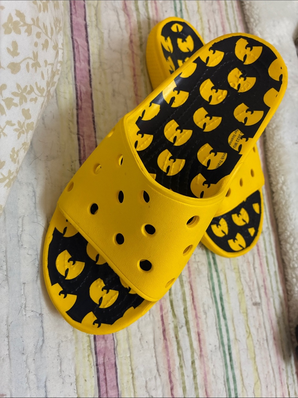 CROCS Wu-Tang Yellow and Black Slide Sandals, Men’s Size 6, Women’s Size 8